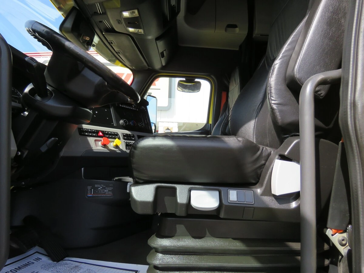 2022 Freightliner Cascadia - image 13