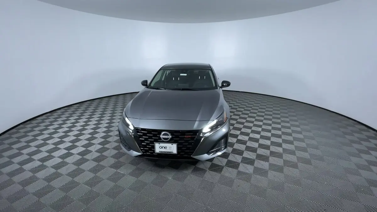 2025 Nissan Altima SR photo 3