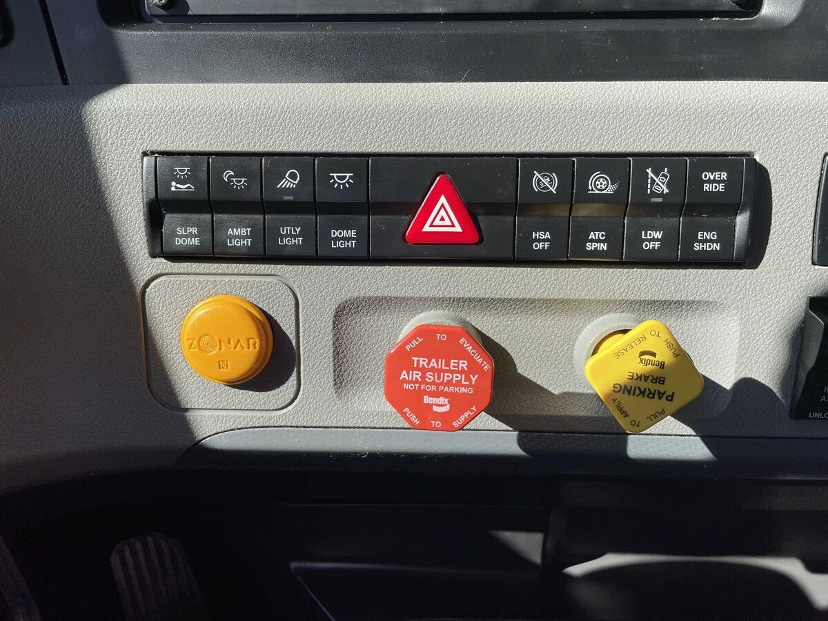 2021 Freightliner Cascadia - image 27