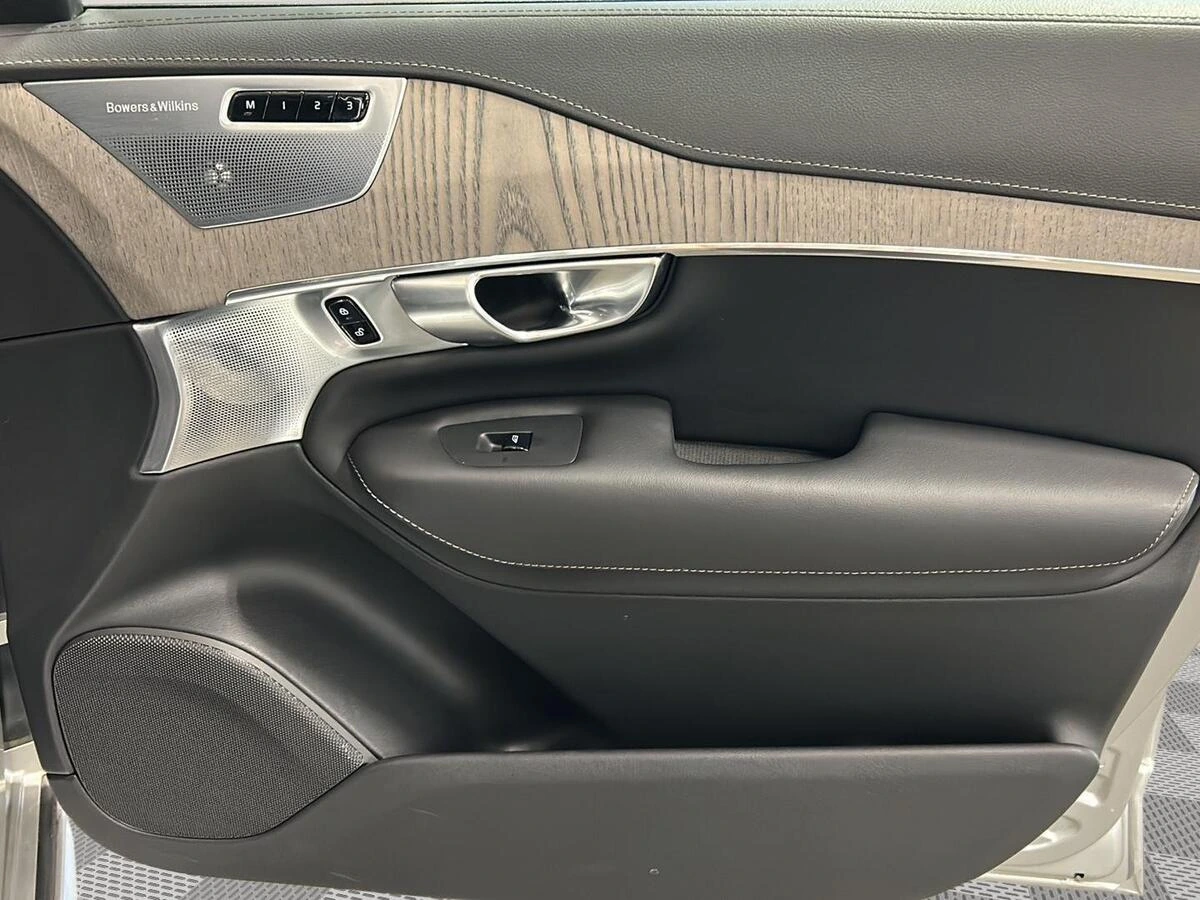 2021 Volvo - image 9