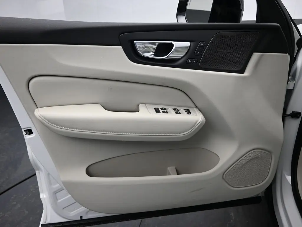 2026 Volvo - image 22