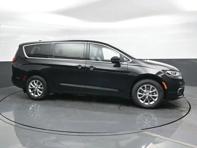 2026 Chrysler Pacifica photo 2