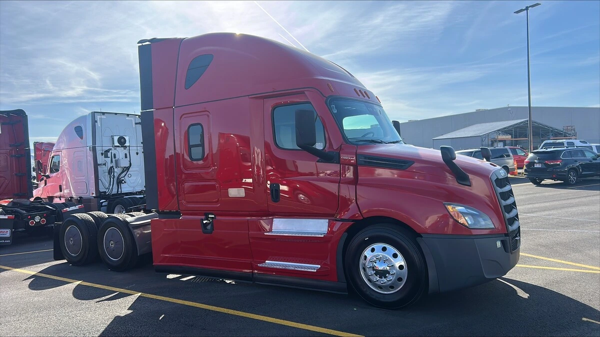 2022 Freightliner Cascadia - image 3