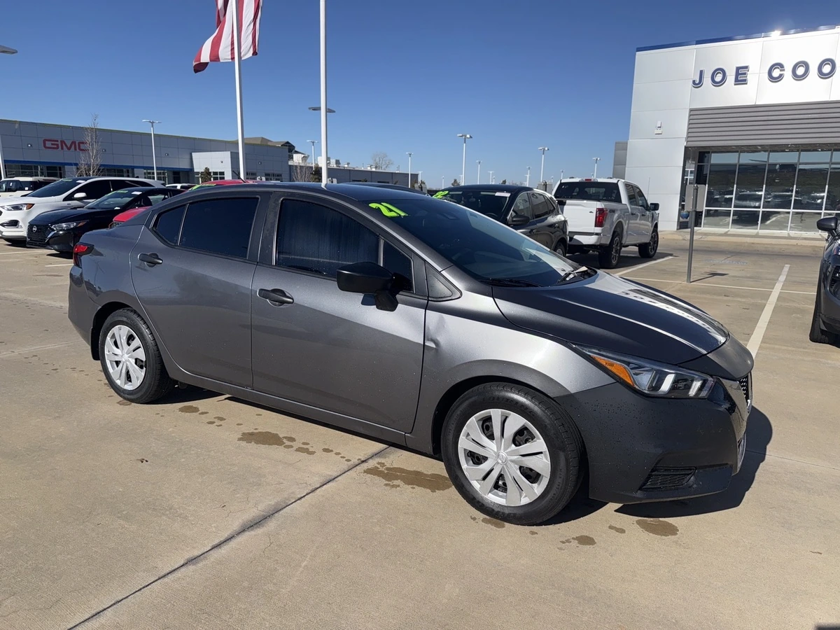 2021 Nissan Versa Sedan S's photo