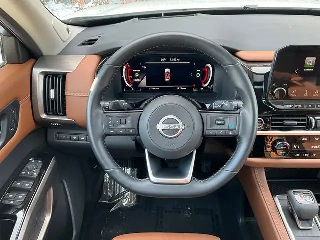 2023 Nissan Pathfinder Platinum photo 4