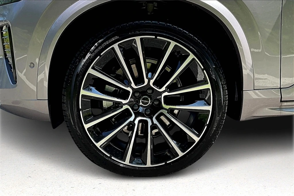 2026 Volvo - image 13