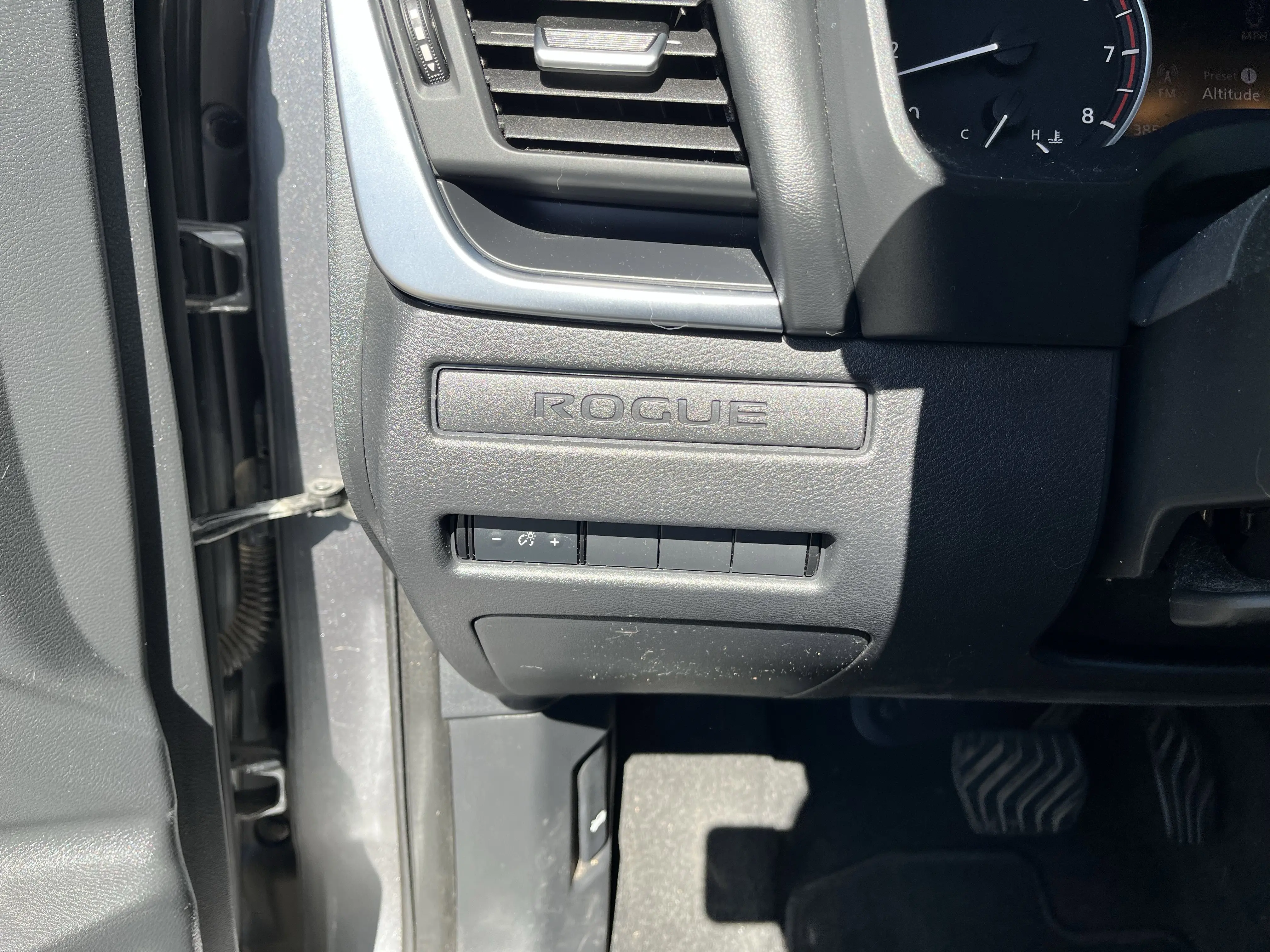 2023 Nissan Rogue AWD S photo 4
