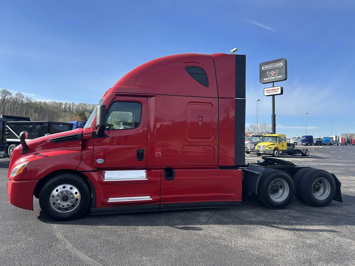 2023 Freightliner Cascadia - image 2