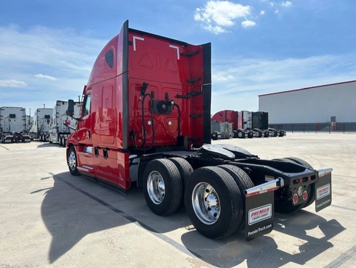 2022 Freightliner Cascadia — photo 3
