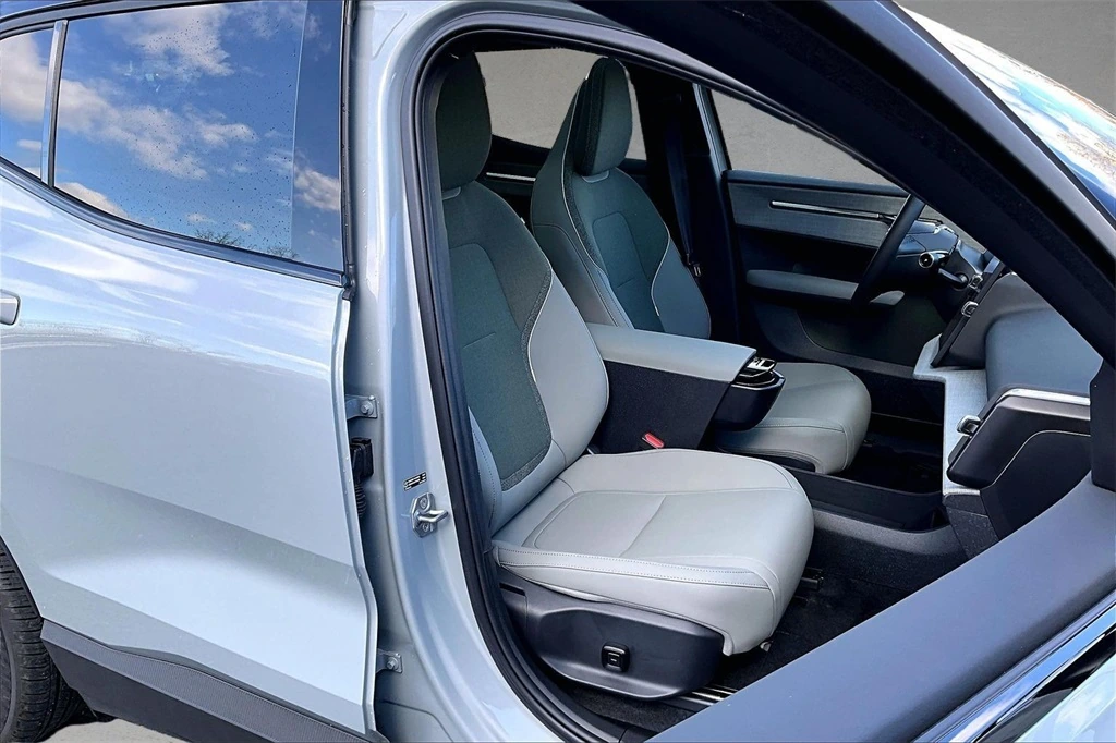 2025 Volvo - image 28