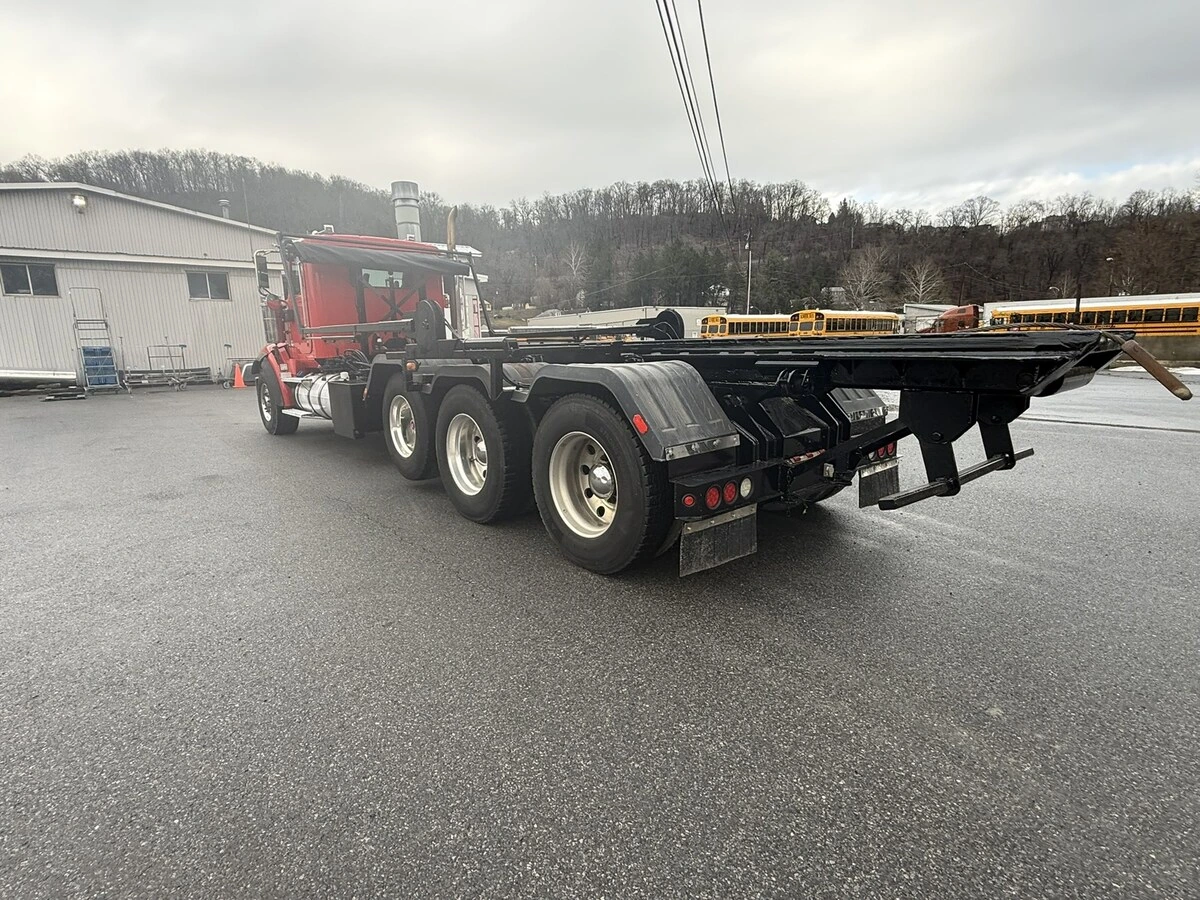 2016 International - image 8