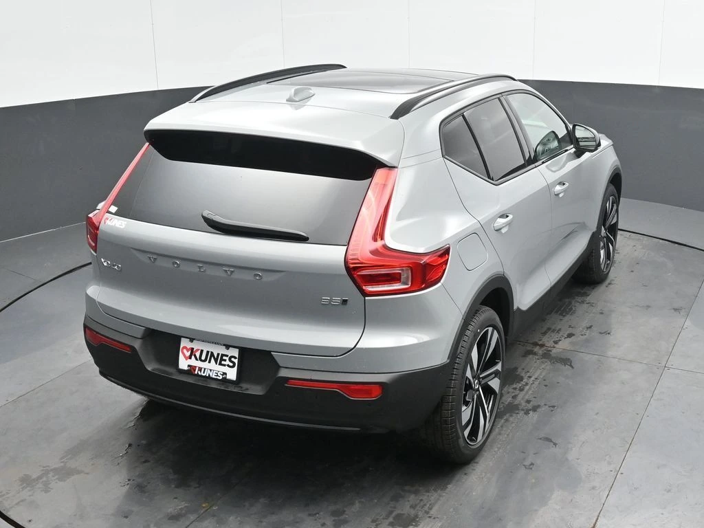 2025 Volvo - image 33