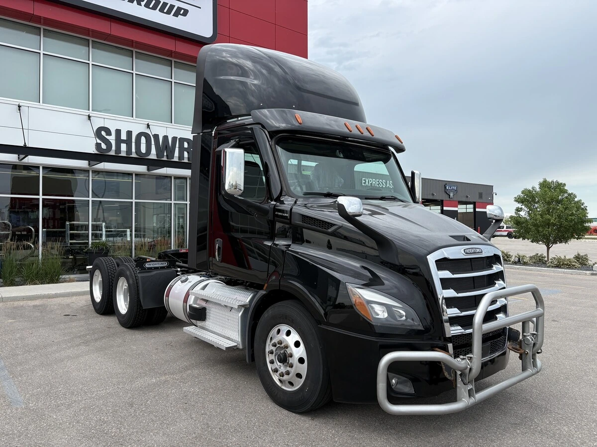 2023 Freightliner Cascadia — photo 3