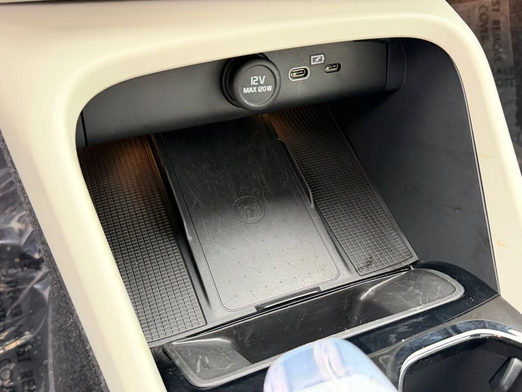 2025 Volvo - image 24