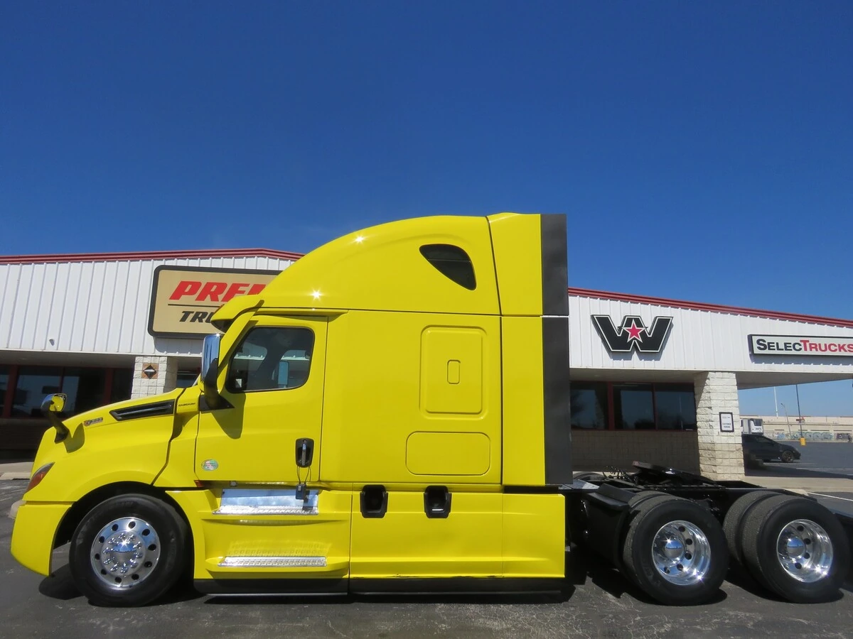 2022 Freightliner Cascadia - image 2