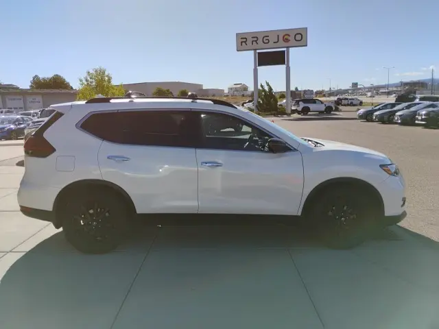2018 Nissan Rogue SV photo 4