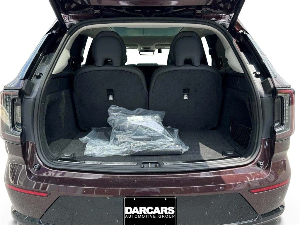 2025 Volvo - image 15