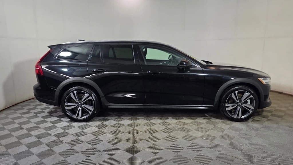 2025 Volvo - image 8