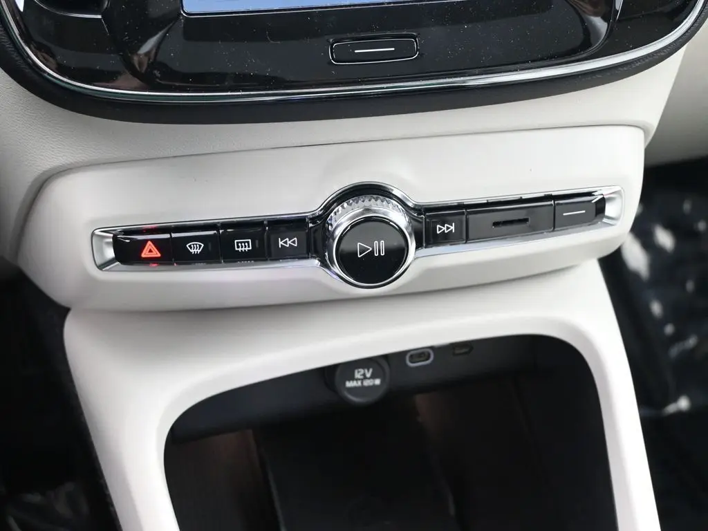 2026 Volvo - image 16