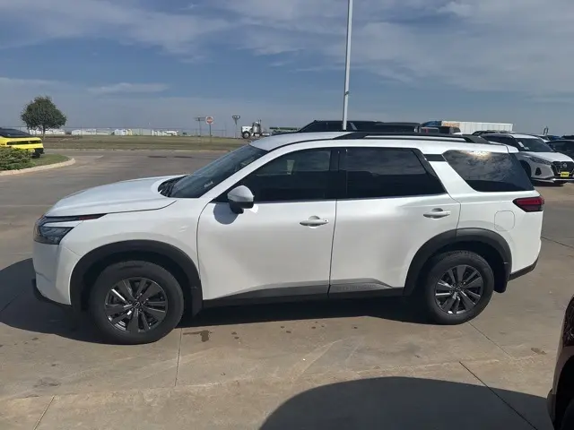 2025 Nissan Pathfinder SV photo 3