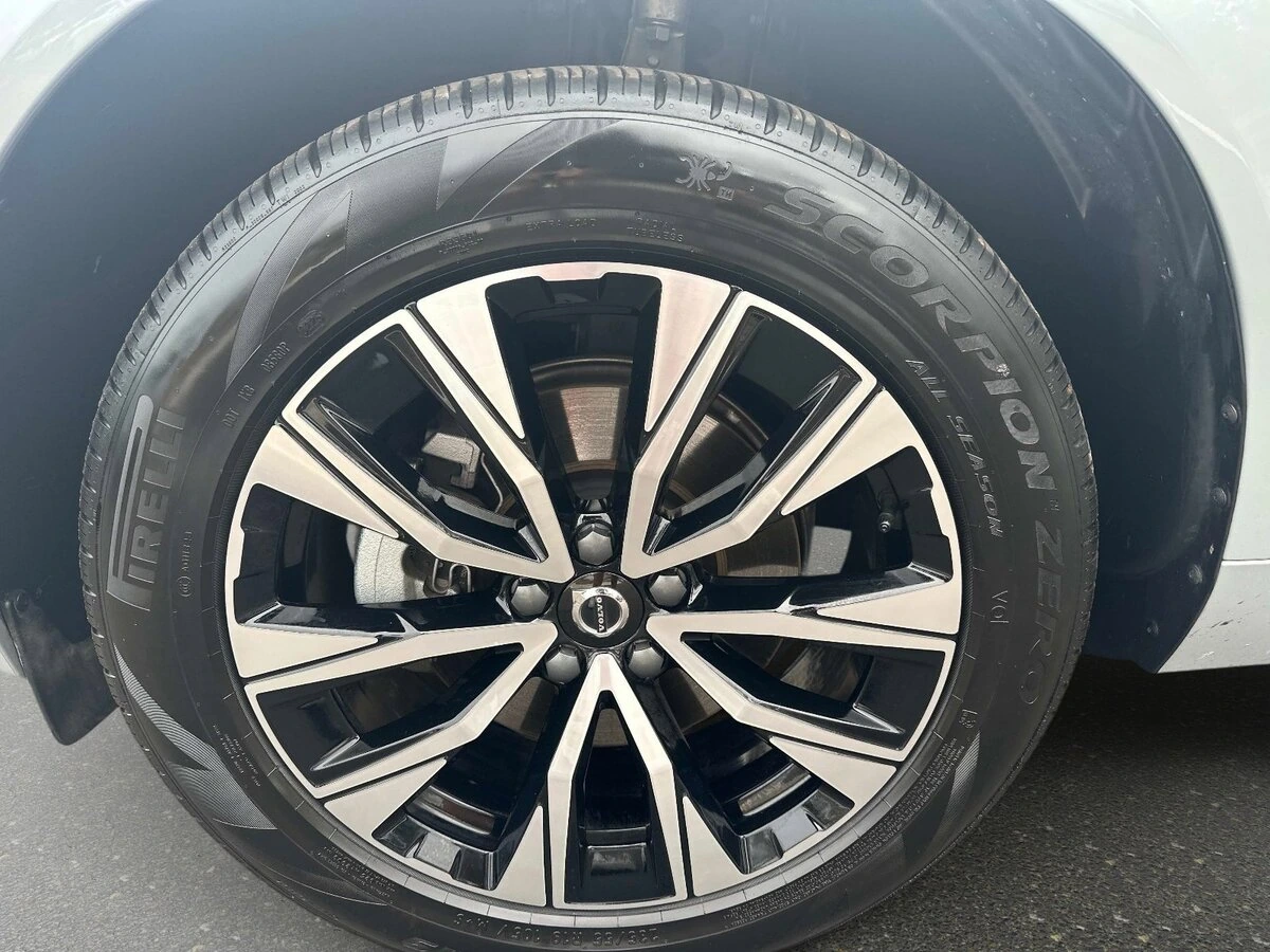 2025 Volvo - image 10