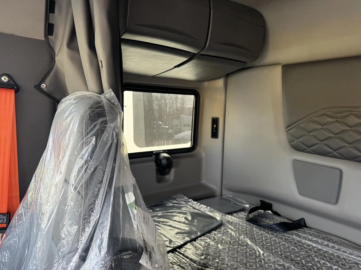 2025 International LT - image 6