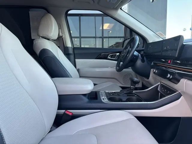 2025 Kia Carnival SX Prestige photo 11