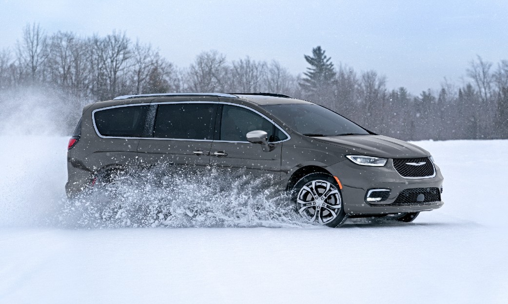 2024 Chrysler Pacifica Exterior Passenger Side Front Profile in Snow