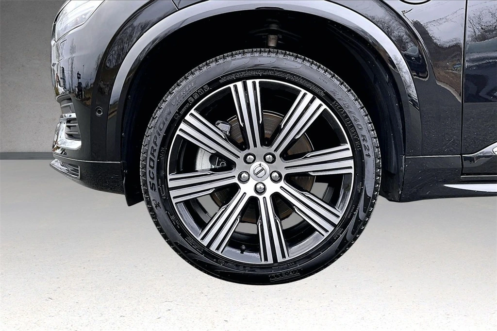 2025 Volvo - image 35