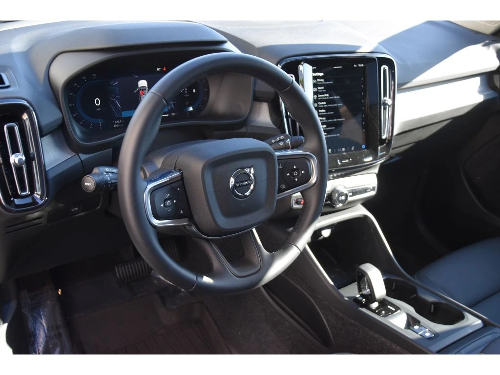 2025 Volvo - image 12