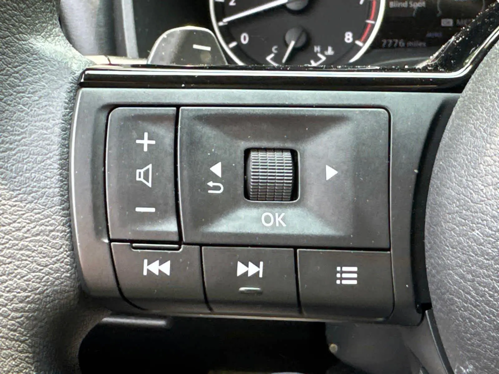2023 Nissan Rogue SV photo 21