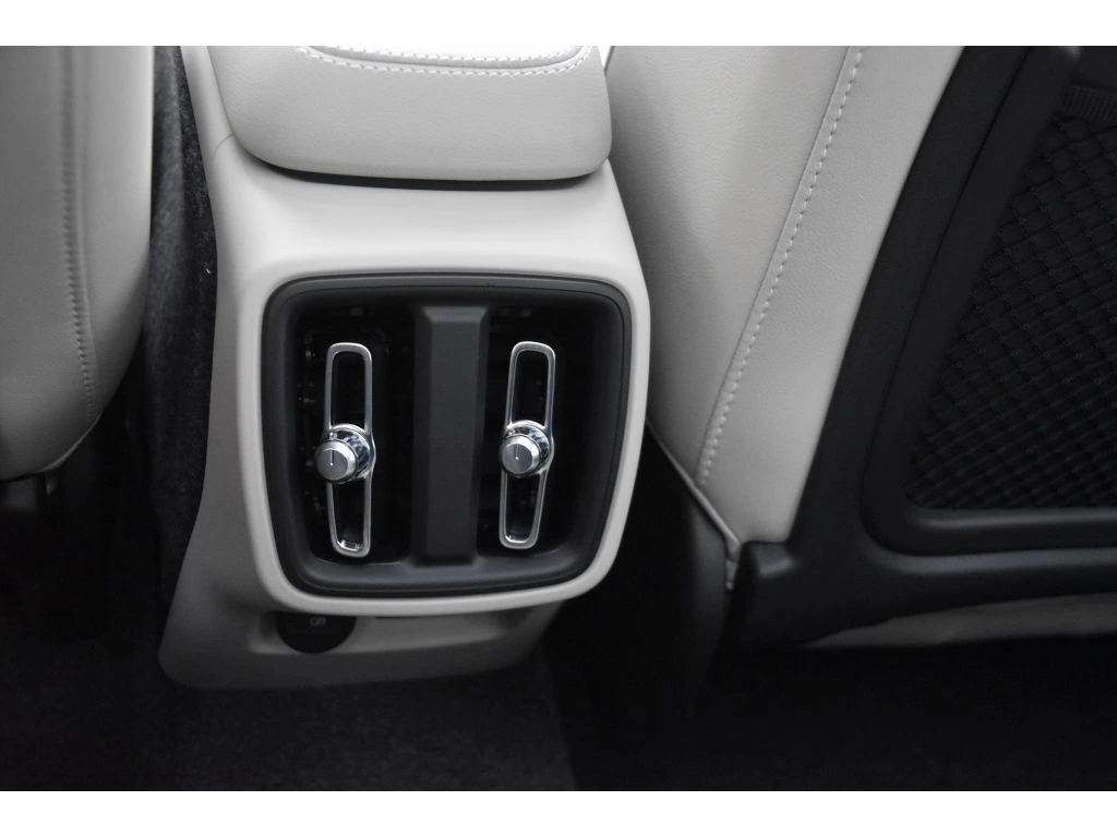 2026 Volvo - image 15