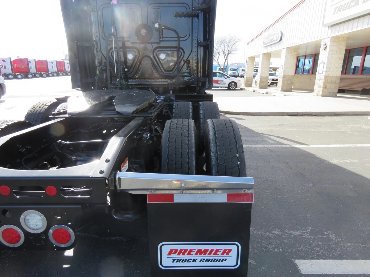 2022 Freightliner Cascadia - image 6