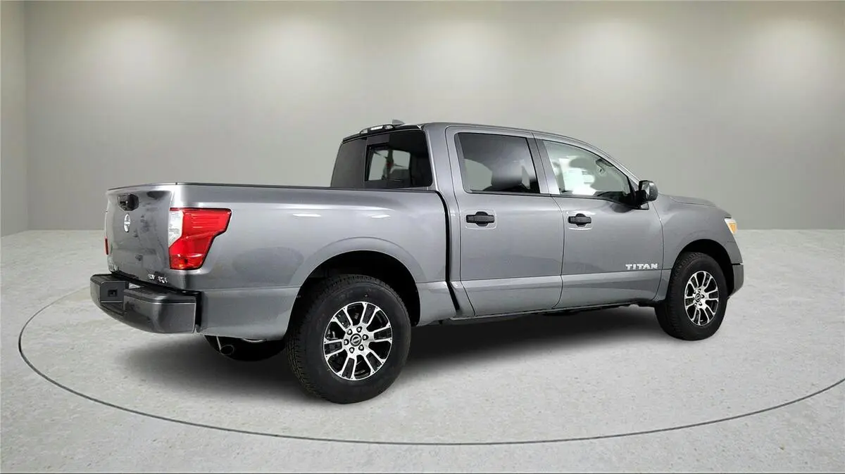 2024 Nissan Titan SV photo 3