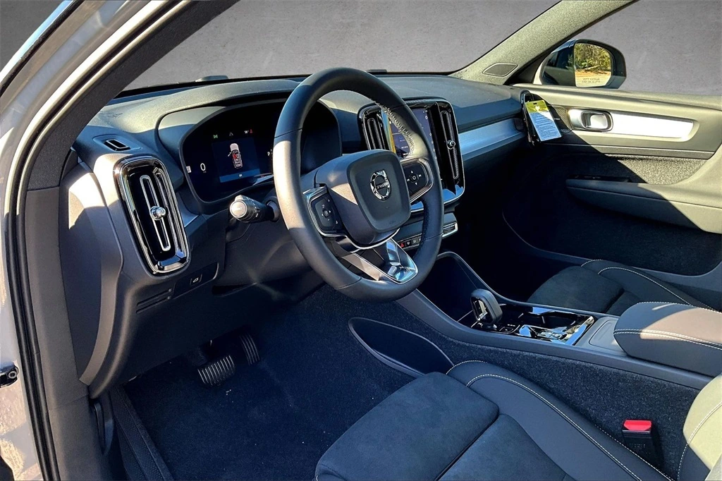 2026 Volvo - image 7