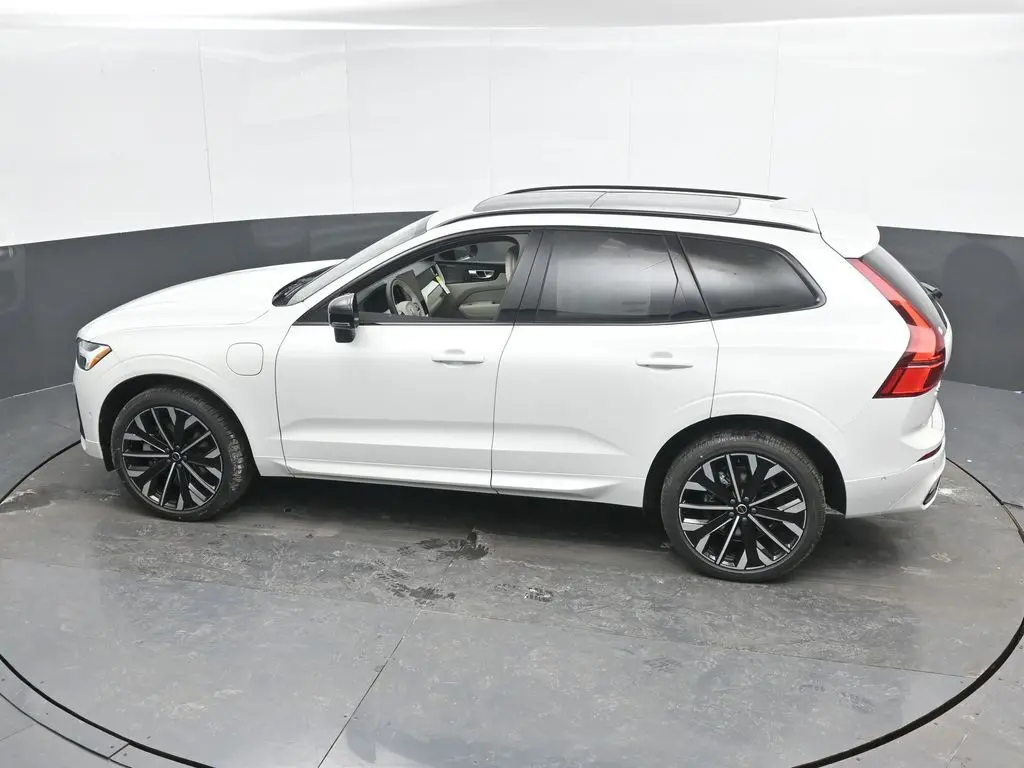 2026 Volvo - image 35