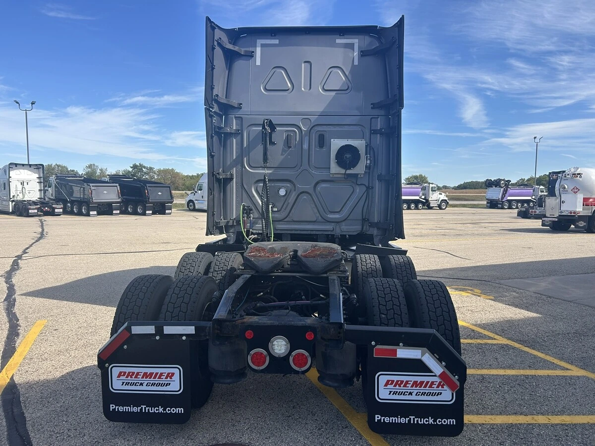 2022 Freightliner Cascadia — photo 6