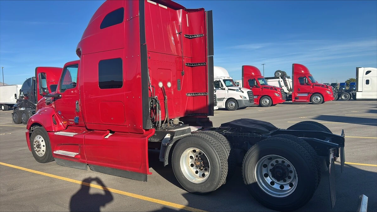 2022 International LT — photo 4