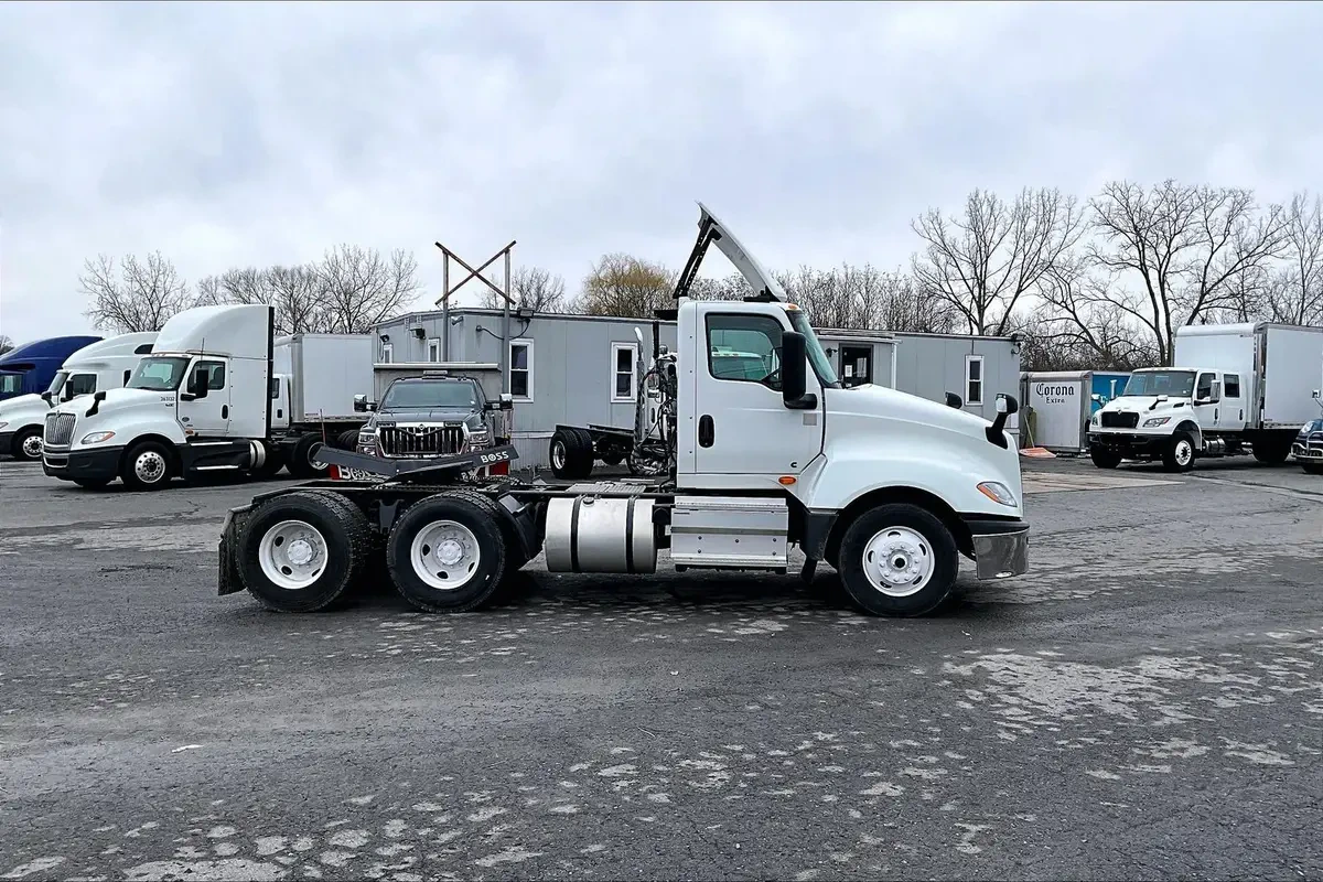2021 International LT in Syracuse, NY — photo 5