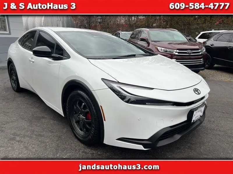 2024 Toyota Prius LE's photo