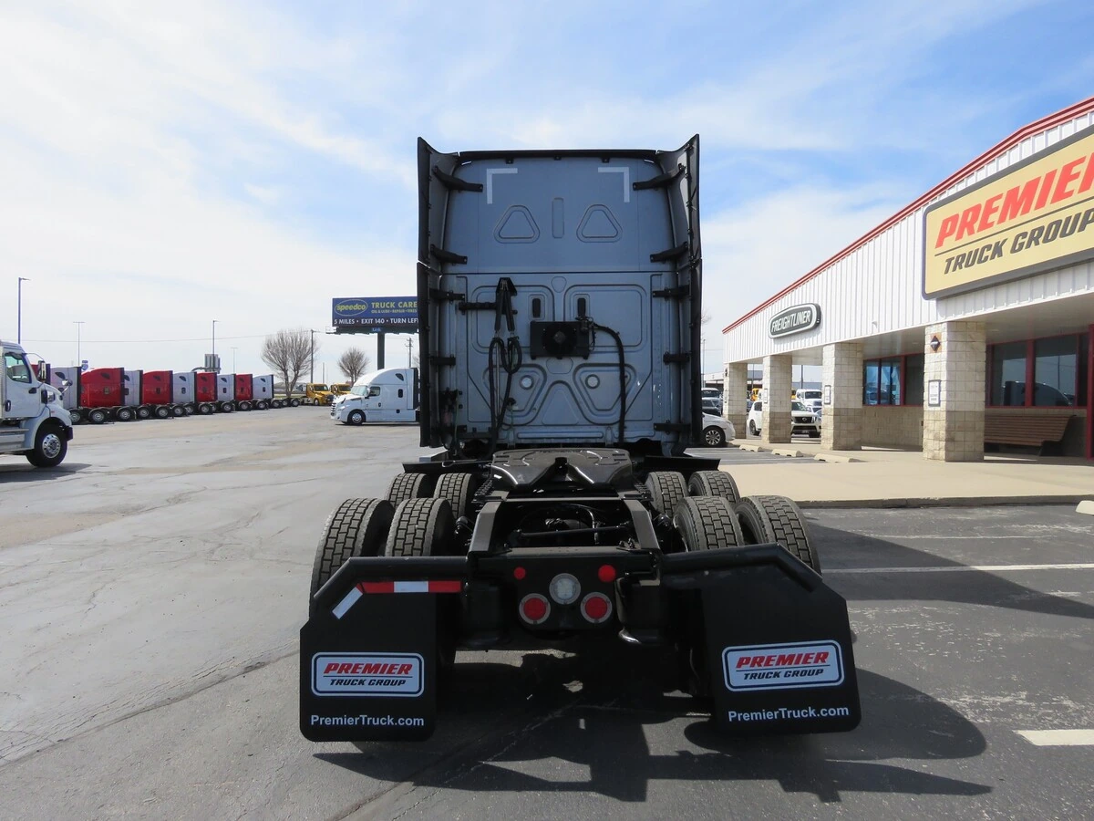 2022 Freightliner Cascadia - image 5