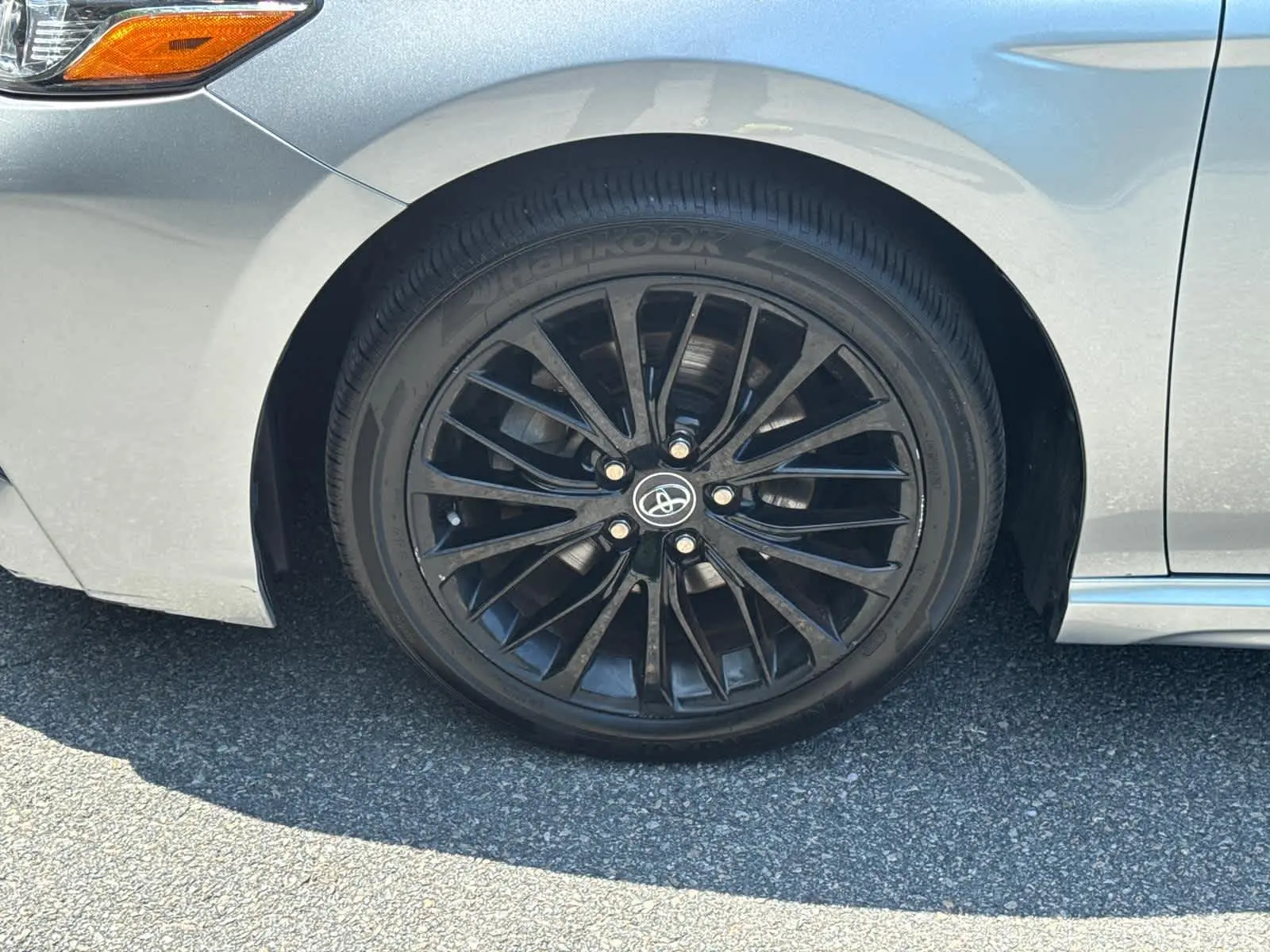 2020 Toyota Camry SE photo 10