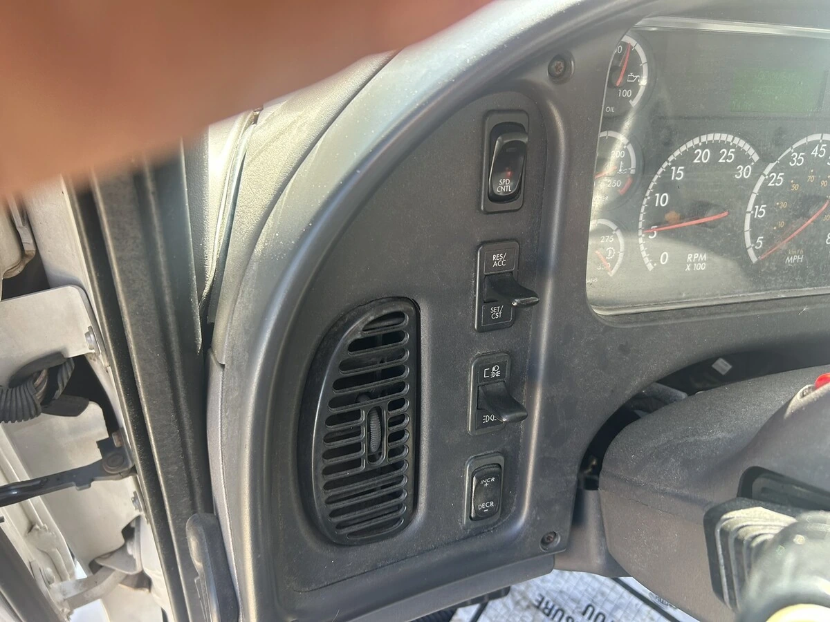 2017 Freightliner 114SD — photo 8