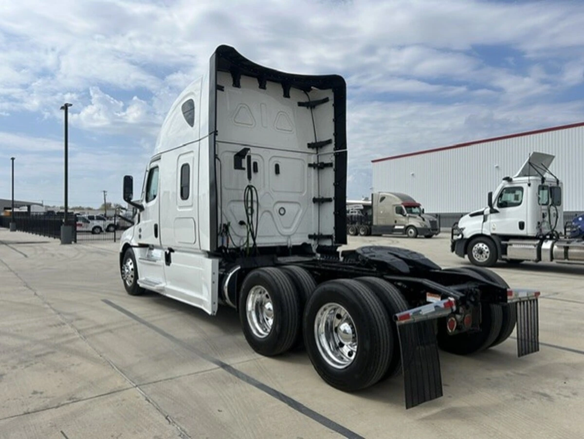 2025 Freightliner Cascadia — photo 3