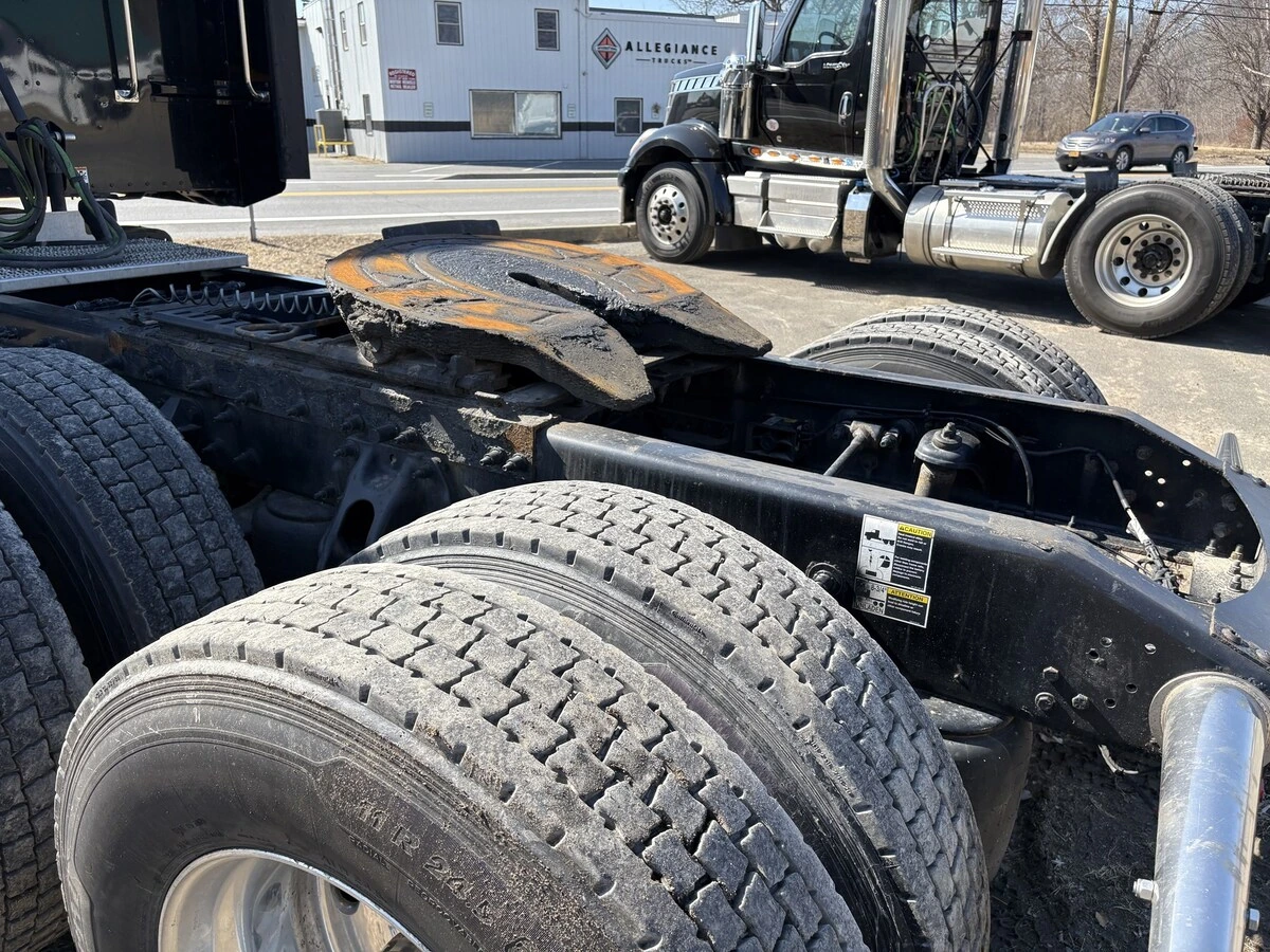 2018 Peterbilt 389 - image 7