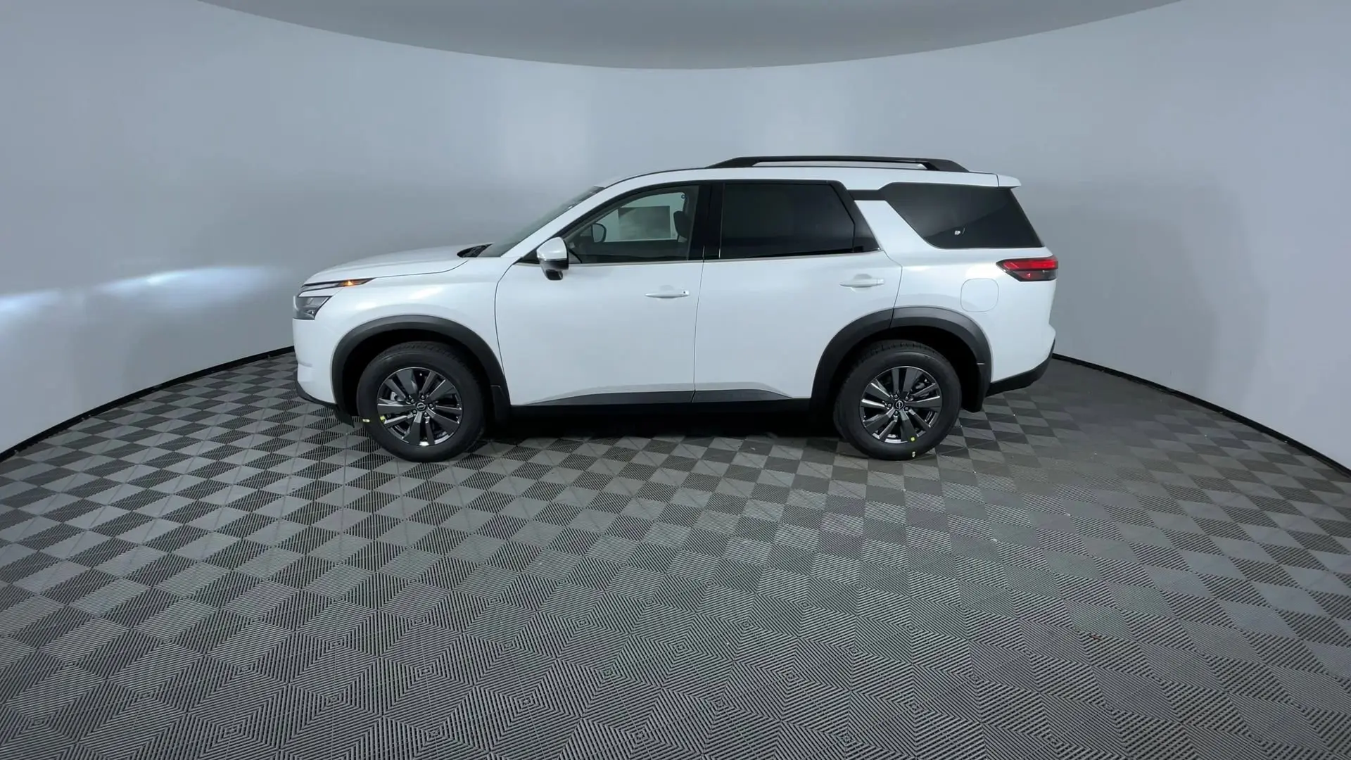 2025 Nissan Pathfinder SV photo 5