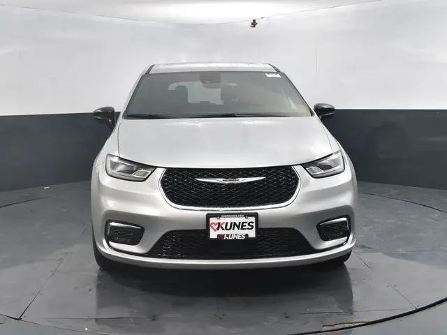 2026 Chrysler Pacifica photo 2