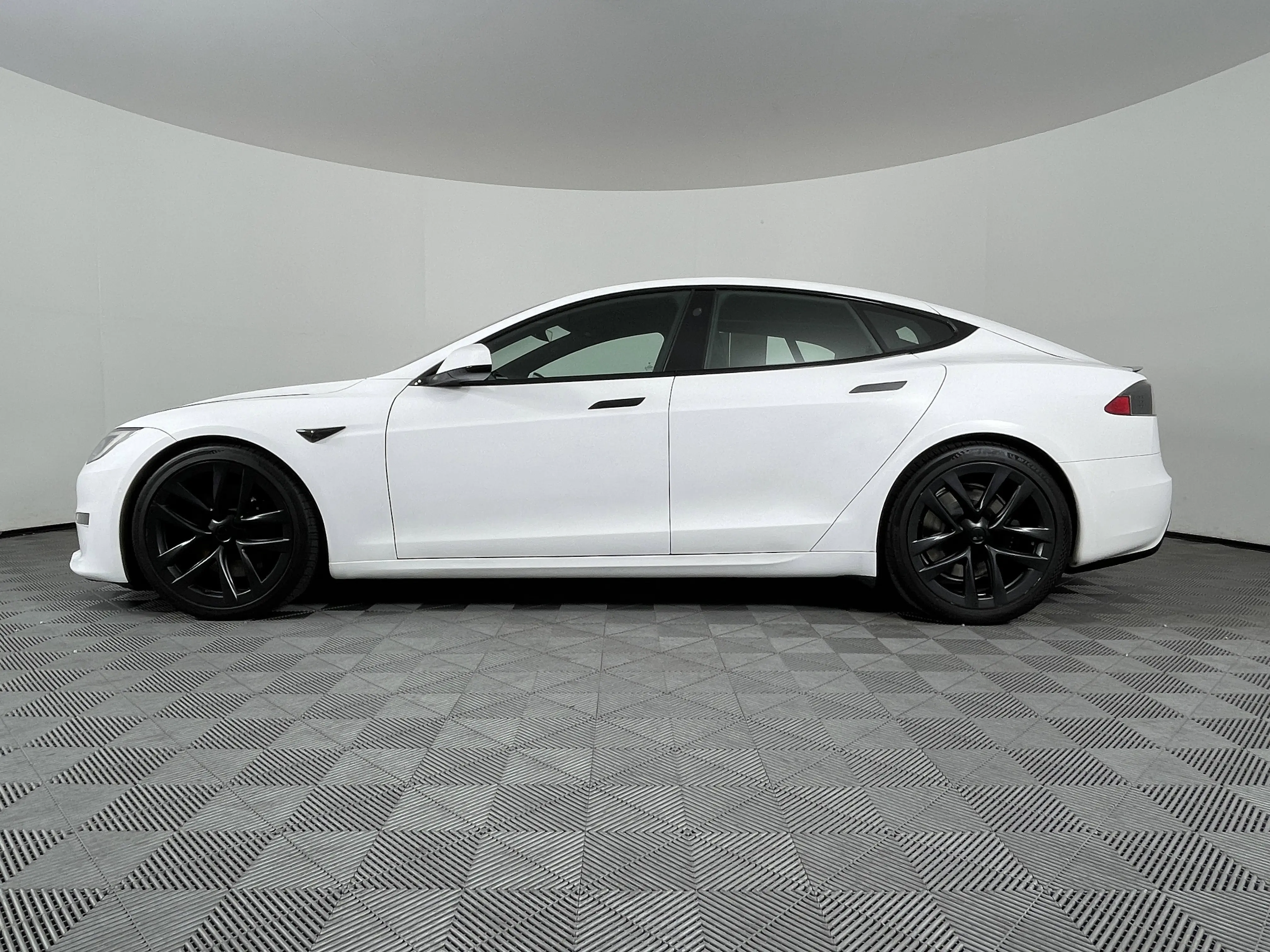 2022 Tesla Model S Plaid AWD photo 9