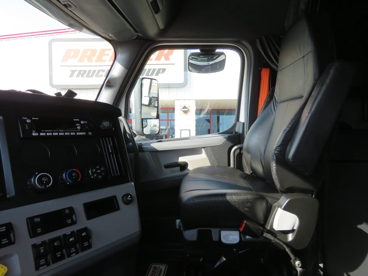 2022 Freightliner Cascadia - image 14