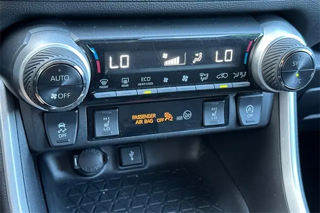 2022 Toyota RAV4 XLE photo 14